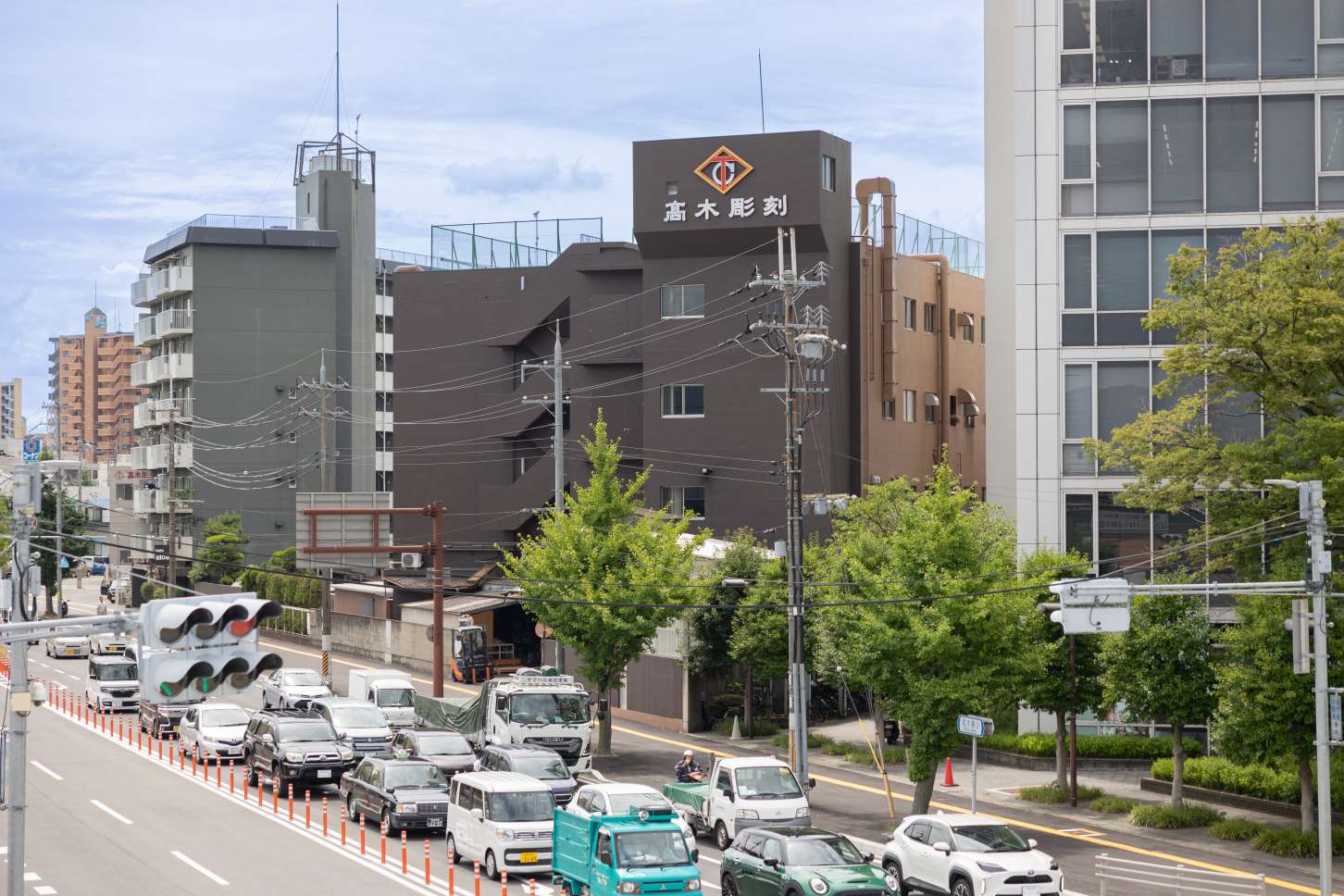 本社からJR和歌山駅までは徒歩15分。駅から歩いて通勤している人も大勢います。