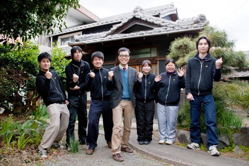 若手メンバーと専務の伊藤で力強い集合写真